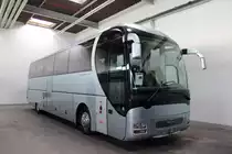 21.03.2014 dieser MAN Lion's Coach stand in der Verkaufshalle von Neoman, Berlin Spandau.