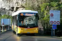 Ein Scania/Hess K320 UB Postauto auf dem Kurs 60.405 Seilbahn St. Jakob - Isental - Altdorf an der Station Isleten; 10.01.2015