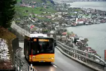 Ein Solaris Urbino 12 Postauto auf dem Kurs 60.311 Stans, Länderpark - Seelisberg, Bahnhof oberhalb von Beckenried; 10.01.2015