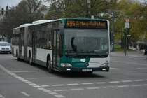 P-AV 973 (Mercedes Benz O530) fährt am 25.10.2014 auf der Linie 695 zum Hbf Potsdam. Aufgenommen zwischen Potsdam, Platz der Einheit und Landtag.
