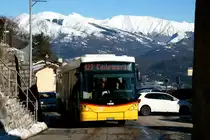Ein Scania/Hess K320 UB Postauto auf dem Kurs 62.422 Lugano - Cademario an der Station Cademario Posta; 24.01.2015