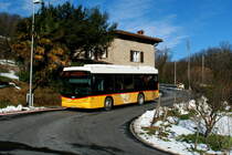 Ein Scania/Hess K320 UB Postauto auf dem Kurs 62.422 Cademario - Lugano in Bosco Luganese; 24.01.2015