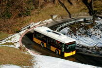 Ein Scania/Hess K320 UB Postauto auf dem Kurs 62.422 Cademario - Lugano in Bosco Luganese; 24.01.2015