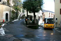Es gibt Kurven, die können selbst von einem verkürzten Postauto nicht in einem Zug durchfahren werden. In Castelrotto muss das Postauto in dieser Kurve zurücksetzen um sie zu befahren.
Ein Neoplan 312K Postauto auf dem Kurs 62.428 Ponte Tresa - Novaggio in Castelrotto; 24.01.2015
Ein großer Dank geht an Luca Devecchi für den Tip;-)