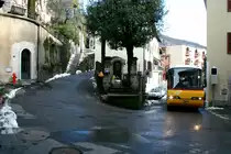 Es gibt Kurven, die können selbst von einem verkürzten Postauto nicht in einem Zug durchfahren werden. In Castelrotto muss das Postauto in dieser Kurve zurücksetzen um sie zu befahren.
Ein Neoplan 312K Postauto auf dem Kurs 62.428 Ponte Tresa - Novaggio in Castelrotto; 24.01.2015
Ein großer Dank geht an Luca Devecchi für den Tip;-)
