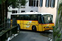 Es gibt Kurven, die können selbst von einem verkürzten Postauto nicht in einem Zug durchfahren werden. In Castelrotto muss das Postauto in dieser Kurve zurücksetzen um sie zu befahren.
Ein Neoplan 312K Postauto auf dem Kurs 62.428 Ponte Tresa - Novaggio in Castelrotto; 24.01.2015
Ein großer Dank geht an Luca Devecchi für den Tip;-)