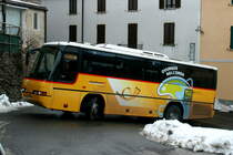 Ein Neoplan 312K Postauto auf dem Kurs 62.423 Miglieglia - Lamone in Breno; 24.01.2015