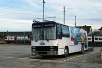 VANHOOL-Reisecar: Dieser alte ausrangierte VANHOOL-Reisecar steht noch mit Anhänger für den Motorsport im Einsatz. Die Aufnahme ist am 12. Januar 2015 in Herzogenbuchsee entstanden.
Foto: Walter Ruetsch
