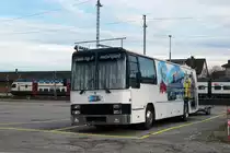 VANHOOL-Reisecar: Dieser alte ausrangierte VANHOOL-Reisecar steht noch mit Anhänger für den Motorsport im Einsatz. Die Aufnahme ist am 12. Januar 2015 in Herzogenbuchsee entstanden.
Foto: Walter Ruetsch
