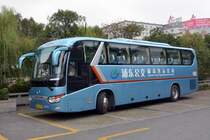 King Long  XMQ6129HYD4C, ein Reisebus aus China am 27.10.2014 in Suzhou gesehen.