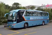 King Long  XMQ6129HYD4C, ein Reisebus aus China am 27.10.2014 in Suzhou gesehen.