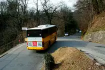 Und hier wird der Fotograf verarscht und es beweisst sich, die Busfotografier ist härter als die Bahnfotografie. Ich suchte mir die Stelle aus, da ich meinte, das Postauto druchfährt die schmale Kehre. Aber ich rechnete nicht damit, dass der Chauffeur eine kleine Siedlung anfährt um dort zu wenden. Bei der Bahn liegen Gleise, die Weichen sind gestellt und Signale stehen auf grün. Bei den Bussen behindern passanten und entgenkommenden Autos das Motiv. Ein sehr nervenaufreibendes Hobby!
Ein Neoplan 312K Postauto auf dem Kurs 62.428 Ponte Tresa - Novaggio bei Beride; 31.01,2015
