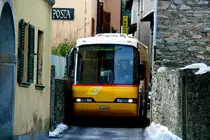 Die Dörfer im Malconte haben sehr schmale Gassen. Das macht ihren Reiz und das Flair aus. Hier bahnt sich ein Neoplan 312K Postauto auf dem Kurs 62.426 Sessa - Novaggio  durch die Gassen von Astano; 31.01.2015