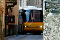 Die Dörfer im Malconte haben sehr schmale Gassen. Das macht ihren Reiz und das Flair aus. Hier bahnt sich ein Neoplan 312K Postauto auf dem Kurs 62.426 Sessa - Novaggio  durch die Gassen von Astano; 31.01.2015
