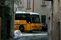 Die Dörfer im Malconte haben sehr schmale Gassen. Das macht ihren Reiz und das Flair aus. Hier bahnt sich ein Neoplan 312K Postauto auf dem Kurs 62.426 Novaggio - Sessa durch die Gassen von Sessa; 31.01.2015