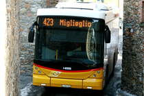 Nach drei Fotoeinstellungen am steilen Postautokurs kannten und grüssten der Postautochauffeur und ich uns schon. Welcher Deutsche verirrt sich mit seinem PW auch schon in diese ablegenen Region. Freundlich wie er war lies er mich nach jeder Fotoeinstellung passieren oder überholen und gab mir noch die Chance zu diesem Motiv, was er extra langsam und freundlich winkend passierte. Das sind einfach nur wunderbare Momete bei unserem Hobby!!!
Ein Scania/Hess K320 UB Postauto auf dem Kurs 62.423 Lamone - Miglieglia in der schmalen Gasse von Vezio; 31.01.2015