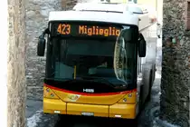 Nach drei Fotoeinstellungen am steilen Postautokurs kannten und grüssten der Postautochauffeur und ich uns schon. Welcher Deutsche verirrt sich mit seinem PW auch schon in diese ablegenen Region. Freundlich wie er war lies er mich nach jeder Fotoeinstellung passieren oder überholen und gab mir noch die Chance zu diesem Motiv, was er extra langsam und freundlich winkend passierte. Das sind einfach nur wunderbare Momete bei unserem Hobby!!!
Ein Scania/Hess K320 UB Postauto auf dem Kurs 62.423 Lamone - Miglieglia in der schmalen Gasse von Vezio; 31.01.2015