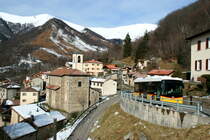 In Deutschland sagt man,  Alle Affen machen`s nach!  So auch ich jetzt! Dieses Motiv veröffentlichte Luca Devecchi am 13.01.15. Heute schien aber die Sonne so schön und die Berge waren klar;-) 
Ein Scania/Hess K320 UB Postauto auf dem Kurs 62.423 Miglieglia - Lamone bei der Ausfahrt von Mugena. Es ist einfach ein schönes Motiv! 31.01.2015