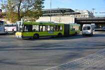 B-V 4338 ist am 30.10.2014 unterwegs auf der Linie M45 nach Berlin Spandau. Aufgenommen wurde ein Solaris Urbino 18, Berlin Zoologischer Garten.

