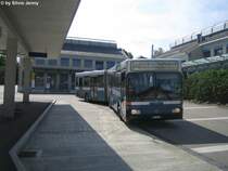 Mercedes O405G Nr. 156 der VZO wendet am 20.6.08 in Oetwil, Zentrum.