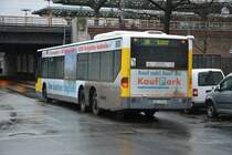 Bei Regen fährt dieser Mercedes Benz Citaro L mit dem Kennzeichen B-V 1724 auf der Linie 249 nach Grunewald. Aufgenommen am 24.12.2014, Berlin Hertzallee.

