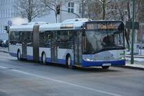 P-AV 195 ist am 27.12.2014 unterwegs auf der Linie 643 nach Busendorf. Aufgenommen wurde ein Solaris Urbino 18 vom Betriebshof Potsdam am Hauptbahnhof in Potsdam.
