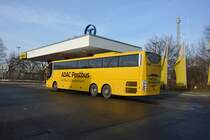 SU-AP 8803 (Scania OmniExpress) steht am 27.12.2014 beim Tanken an der Avus.
