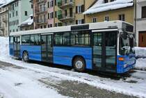 MB 405 N ex. Luzern mit Schneeketten beim Bahnhof Airolo, 16.02.2015.


