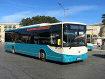 Malta / Valletta: Ein Bus des Herstellers King Long mit der Wagennummer 106 von Malta Public Transport (noch in Arriva- Lackierung), aufgenommen im November 2014 in der Innenstadt (Tritonenbrunnen) am Busbahnhof von Valletta. 