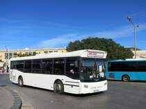 Malta / Valletta: Ein Bus des türkischen Herstellers BMC Sanayi ve Ticaret A.Ş., kurz BMC, aufgenommen im November 2014 in der Innenstadt (Tritonenbrunnen) am Busbahnhof von Valletta. 