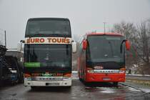 OG-P 8100 (Setra S 431 DT) und UER-B 515 (Setra S 416 HDH) stehen am 31.12.2014 auf dem Rastplatz an der A 115.
