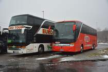 OG-P 8100 (Setra S 431 DT) und UER-B 515 (Setra S 416 HDH) stehen am 31.12.2014 auf dem Rastplatz an der A 115.
