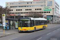 6. Februar 2014 - Berlin, ein MAN NL313-15 der BVG an der Falkenberger Chaussee. Aktuell sind noch 10 Fahrzeuge dieses Typs bei der BVG im Bestand die Aktuelle Verteilung der KOM (Februar 2015) :

1x Hof I
9x Hof L 