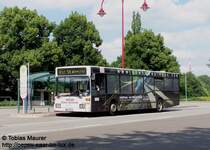 21.06.08: WND-SD 54 der Friam Dieter Schmidt steht an der Haltestelle Lindenallee. Er bedient die R12 nach St. Wendel. Dieser Wagen im Raum Neunkirchen/St. Wendel die einzige, mir beknnate Ganzfl�chenreklame eines Subunternehmers. Der Wagen wirbt  f�r die Ausstellung  Best Of Nature - Kohle  am Zukunftsstandort Reden, dort entsteht derzeit auch ein Erlebnispark zum Thema Evulotion. Der SD 54 war fr�her �brigens bei den TWK Kaiserslautern im Einsatz. Es handelt sich hierbei um einen O 405 N�.