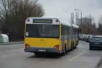 Einer der ganz alten Busse der Marke Solaris bei der BVG. B-V 4268 (Solaris Urbino 18) fährt am 17.01.2015 auf der Linie X54. Aufgenommen am S-Bahnhof Marzahn.
