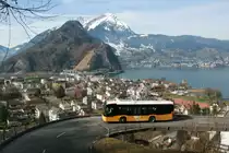 Ein Mercedes-Benz O 530 III Citaro Postauto auf dem Kurs 60.321 Stansstad - Bürgenstock oberhalb von Stansstad mit Blick über den Vierwaldstättersee zum Pilatus; 07.03.2015.