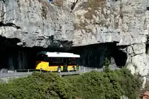 Ein Scania/Hess K320 UB Postauto auf dem Kurs 60.405 Seilbahn St. Jakob - Isental - Altdorf kurz vor der Station Isleten; 07.03.2015