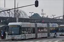 . EW 1438, Seit kurzem ist dieser neue Hess light Tram hybrid, von Voyages Emile Weber in den Straßen der Stadt Luxemburg unterwegs, aufgenommen am Bahnhof in Luxemburg am 07.03.2015.
Technische Daten vom Hess „light Tram  Hybrid“, Sitzplätze 60 + 1, Stehplätze 130, Länge 24,5 m, Breite 2,55 m, Höhe 3,422 m, die Lithium Ionenbatterie befindet sich auf dem Dach des Fahrzeuges. Elektroantrieb auf den Achsen 2 + 3, Lenkt an den Achsen 1 + 4, Reichweite im elektrischen Linienverkehr im Stadtcentrum 4 Km, das Umschalten von Dieselmotor (Daimler Euro 6 Dieselmotor) auf Elektroantrieb wird ohne eingreifen des Fahrers GPS gesteuert. 
