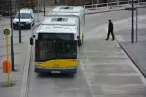 B-V 4217 (Solaris Urbino 18) fährt am 17.01.2015 auf der Linie 195. Aufgenommen an seiner Endhaltestelle S-Bahnhof Berlin Marzahn.
