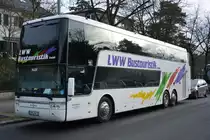 Dieser Van Hool T 925 mit dem Kennzeichen SON-WW 11 steht am 17.01.2015 an der Flatowallee in Berlin.
