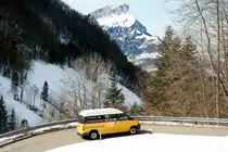 Ein Toyota Hiace Postauto auf dem Kurs 60.541 Sisikon - Riemenstalden - Chäppeliberg unterhalb von Riemenstalden; 08.03.2015