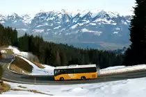 Ein Iveco Irisbus Postauto auf dem Kurs 60.344 Langis - Sarnen unterhalb von Langis; 08.03.2015