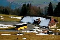 Ein Iveco Irisbus Postauto auf dem Kurs 60.344 Sarnen - Langis oberhalb von Stalden; 08.03.2015