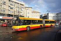Polen / Stadtbus Lodz: Solaris Urbino 18 - Wagen 1876, aufgenommen im März 2015 im Innenstadtbereich von Lodz, in der Nähe der Haltestelle  Plac Wolnosci .