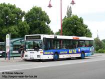 19.06.08: WND-DS 370, ex TWK 274. Der O 405N�, der zum Fuhrpark der Firma Dieter Schmidt in Marpingen geh�rt, hat vor wenigen Woche diese blaue Werbung erhalten - Sie steht dem Wagen richtig gut. Lediglich die Heckklappe wurde, vermutlich wegen des Schulbusschildes, nicht komplett beklebt. Das Foto entstand an der Haltestelle Lindenallee in Neunkrichen, der Wagen f�r mit einem Steckschild  6411 St. Wendel , die Matrix zeigt Betriebshof an. Kurz gesagt: er bedient die R12 nach St. Wendel