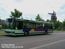 19.06.08: NVG Wagen 256, ein MAN NL 263, steht abgestellt auf dem Busparkplatz am Spitzbunker in Neunkirchen, im Hintergrund sieht man das alte H�ttenareal und einen gerade ausr�ckenden Gelenkwagen der NVG.