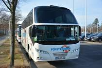 OSL-CF 115 steht am 18.01.2015 am Olympischen Platz in Berlin. Aufgenommen wurde ein Neoplan Cityliner.
