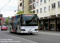 19.06.08: NK-HB 170 bef�hrt die Neunkircher Lindenalle, unterwegs auf der R6 nach St. Ingbert. Dieser Volo 8700 LE gh�rt zum Fuhrpark von Hort Becker Touristik in Spiesen-Elversberg und wirbt f�r dessen Reiseprogramm.