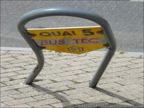 Am Busbahnsteig 5 des TEC in Arlon scheint irgend etwas (im wahrsten Sinne des Wortes) schief gelaufen zu sein. 21.06.08 (Jeanny)