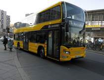 Der Scania Citywide LFDD Wagen 3094 an seinem ersten Testeinsatztag auf X34, Bahnhof Zoo 23.3.15 - extravagant: die Stangen frontal am Oberdeck